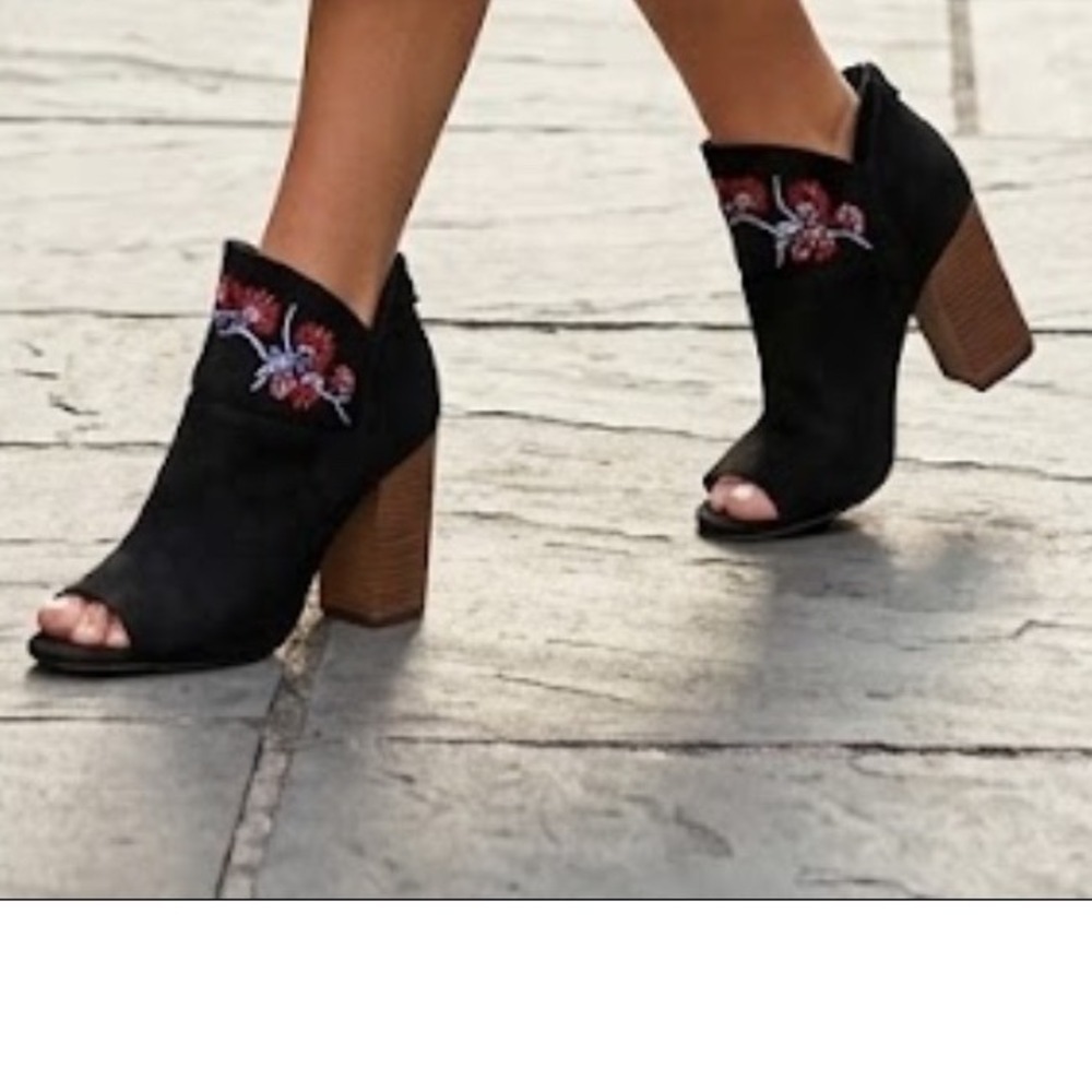 Carlos by Carlos Santana Talana Black Embroidered Peep Toe Block Heel Bootie 9.5